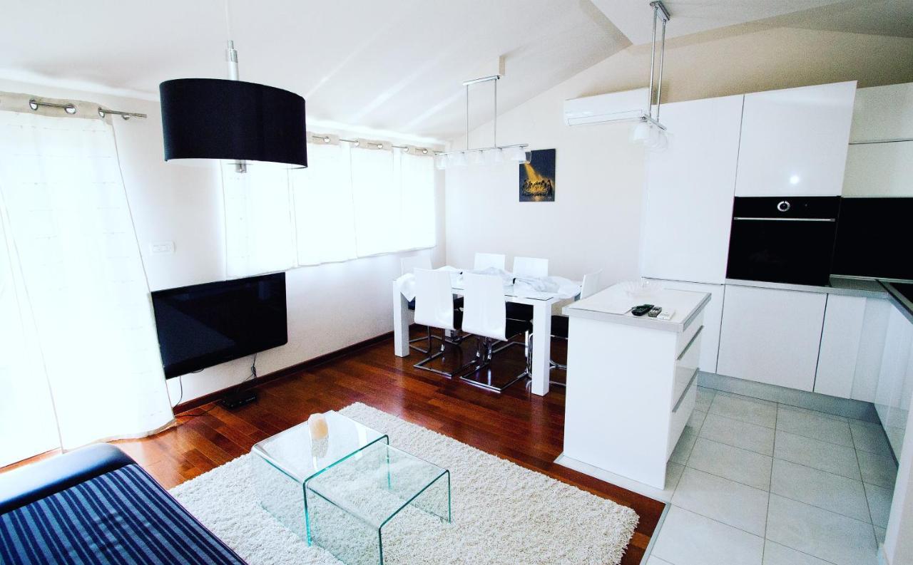 Deluxe Suites Mandic Omiš Esterno foto