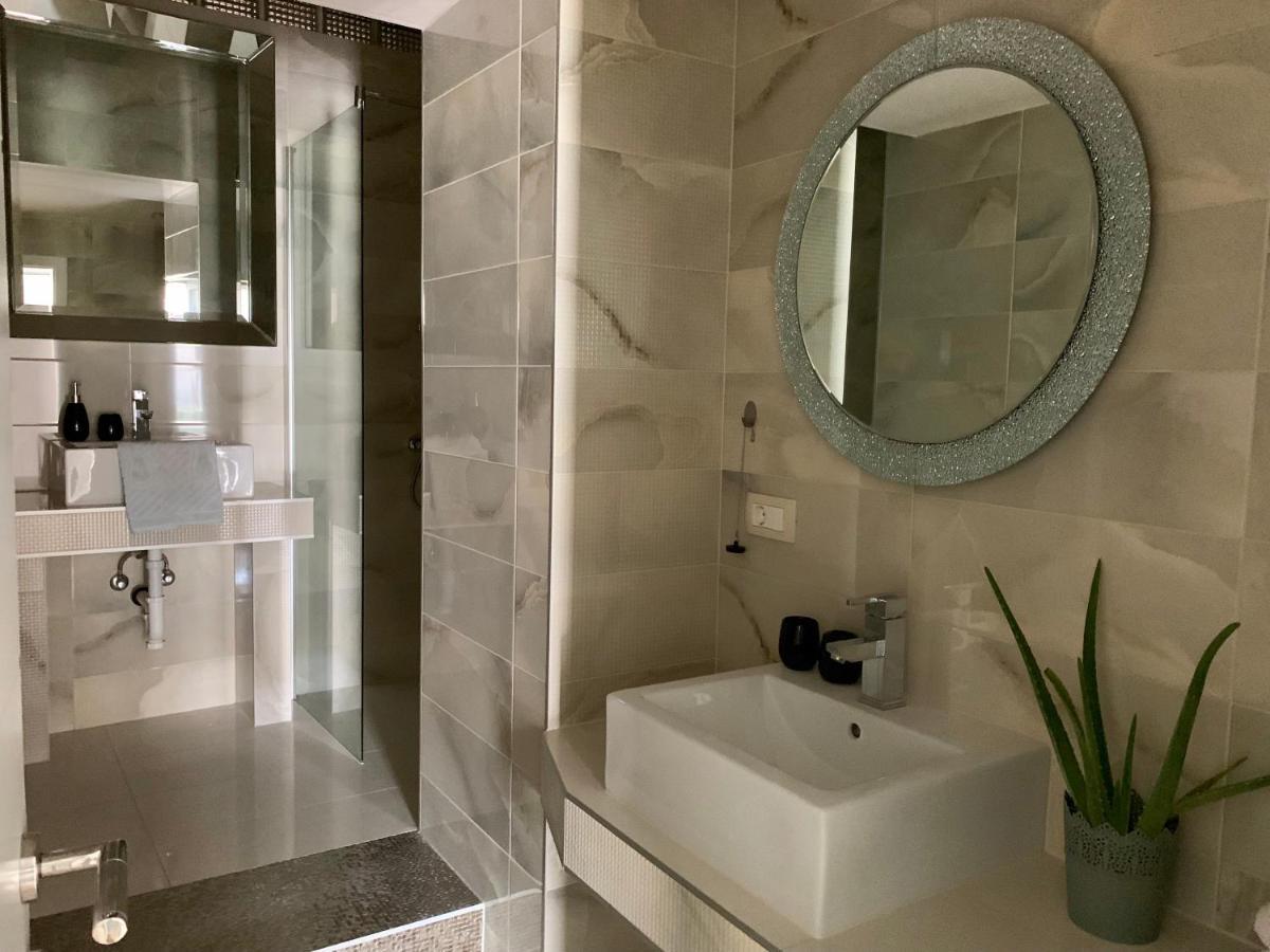 Deluxe Suites Mandic Omiš Esterno foto